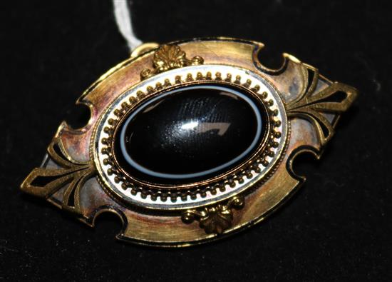 A Victorian gold and banded agate brooch, 2in.